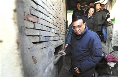 昨天，李克強(qiáng)看望包頭北梁棚戶區(qū)居民。新華社發(fā)